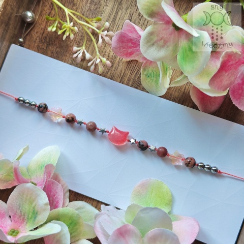 Choker Kotek rodonit gwiazdy makrama kamienie