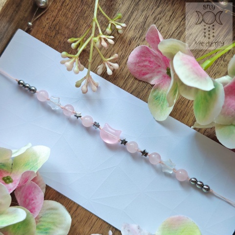 Choker Kotek kwarc różowy gwiazdy makrama kamienie