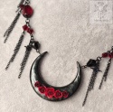 Naszyjnik Monumental Moon księżyc róże burgund gwiazdki łańcuszki Dark Black