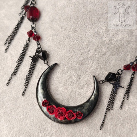 Naszyjnik Monumental Moon księżyc róże burgund gwiazdki łańcuszki Dark Black
