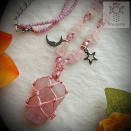 Naszyjnik Cosmic Coffin kwarc różowy księżyc gwiazdy makrama