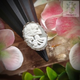 Pierścionek Skeleton Cameo Kamea szaro biała