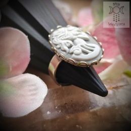 Pierścionek Skeleton Cameo Kamea szaro biała