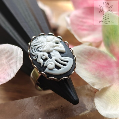 Pierścionek Skeleton Cameo Kamea czarno biała
