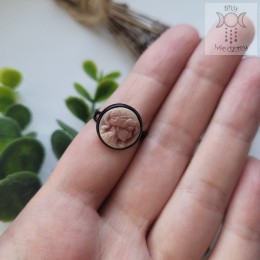 Delikatny pierścionek Kamea Black rose cameo
