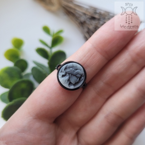 Delikatny pierścionek Kamea Black gray cameo