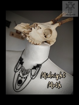Naszyjnik Midnight Moth kolia onyks czarny ćma kryształki róże Halloween
