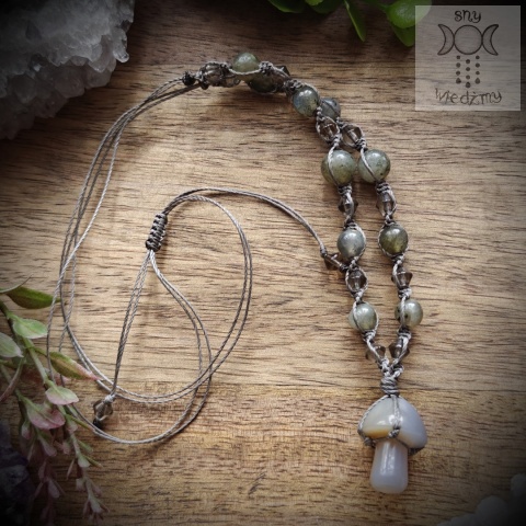 Naszyjnik Grzybek agat szary labradoryt makrama jesieniara