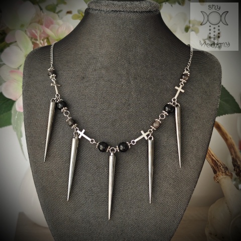 Naszyjnik Spike Cross obsydian srebrzysty krzyże kolce