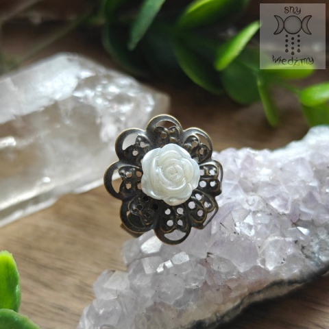 Pierścionek Filigranowa Róża perłowa brąz ażurowy regulowany