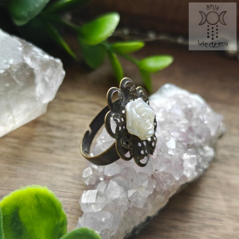 Pierścionek Filigranowa Róża perłowa brąz ażurowy regulowany