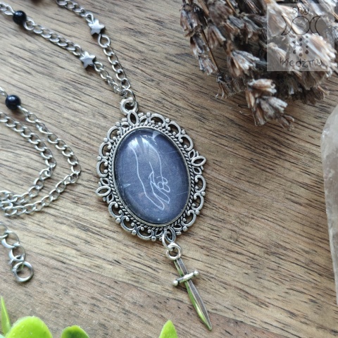 Naszyjnik Sword & Hand medalion noc kairu hematyt stal gwiazdy sztylet