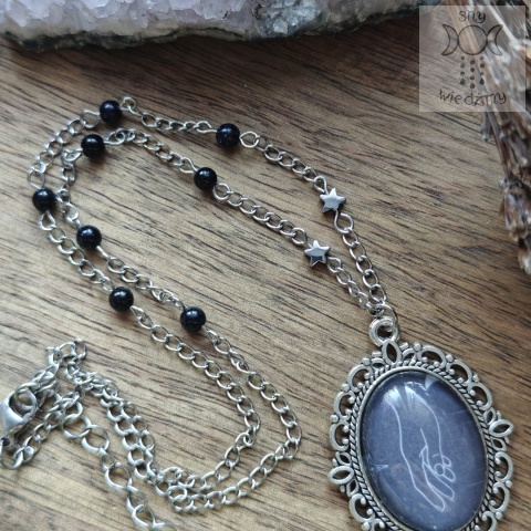 Naszyjnik Sword & Hand medalion noc kairu hematyt stal gwiazdy sztylet