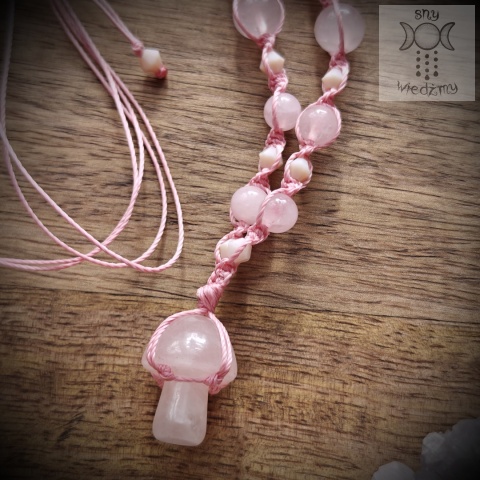 Naszyjnik Grzybek kwarc różowy makrama jesieniara