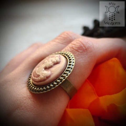 Pierścionek Pink Rose Cameo okrągły brąz