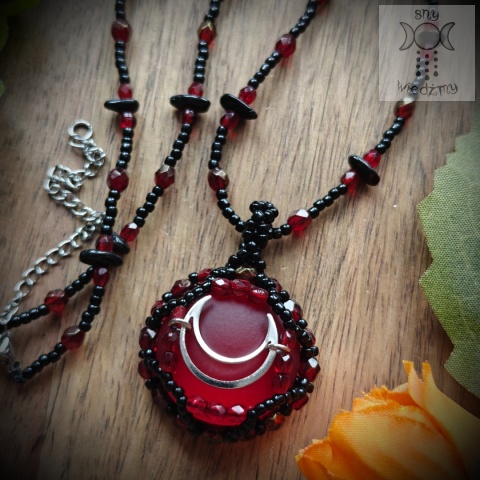 Naszyjnik Velvet Luna czarny turmalin czerwony księżyc beading