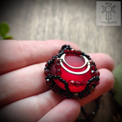 Naszyjnik Velvet Luna czarny turmalin czerwony księżyc beading