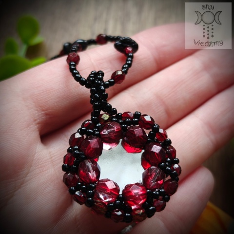 Naszyjnik Velvet Luna czarny turmalin czerwony księżyc beading
